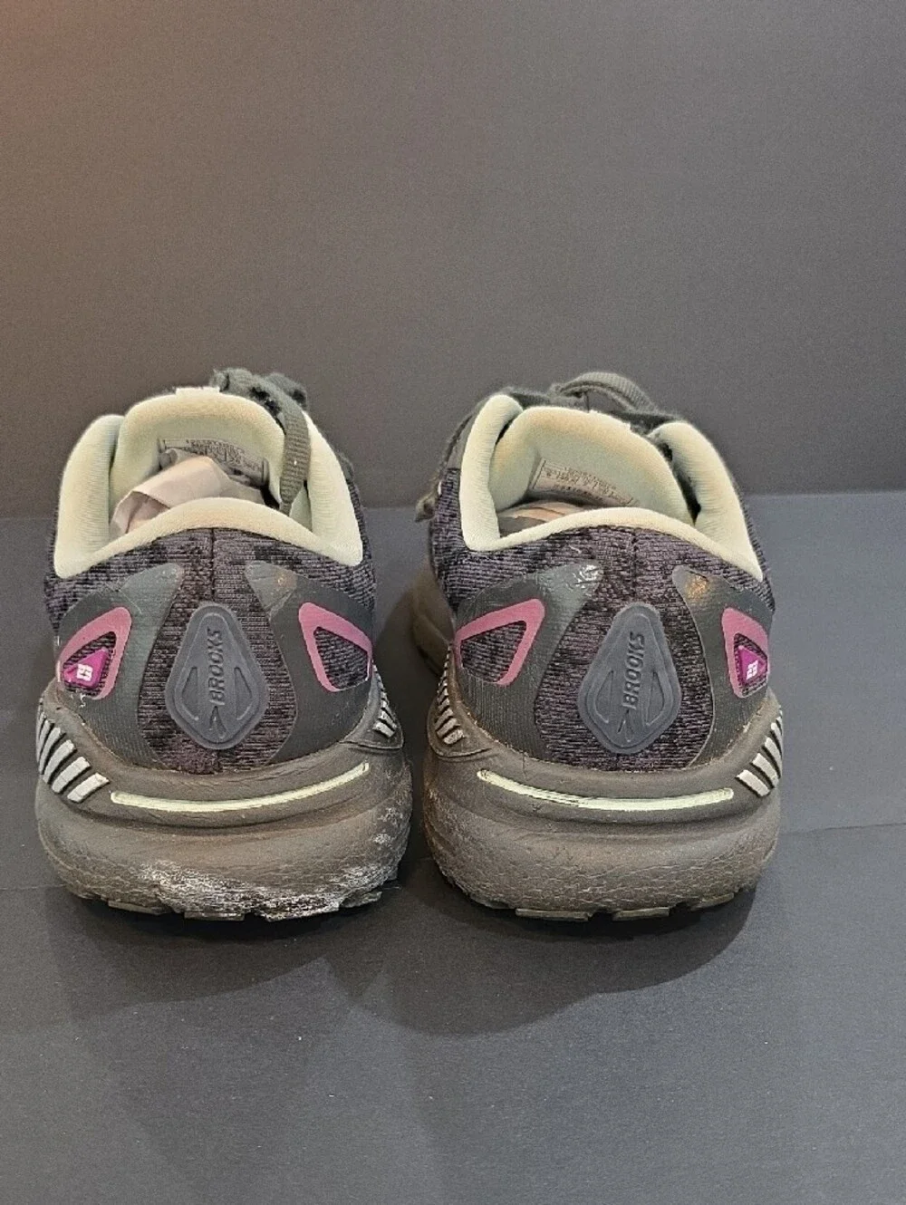 Brooks Adrenaline GTS 23 Women's Shoes in Charcoal with Pink Highlights Size 9